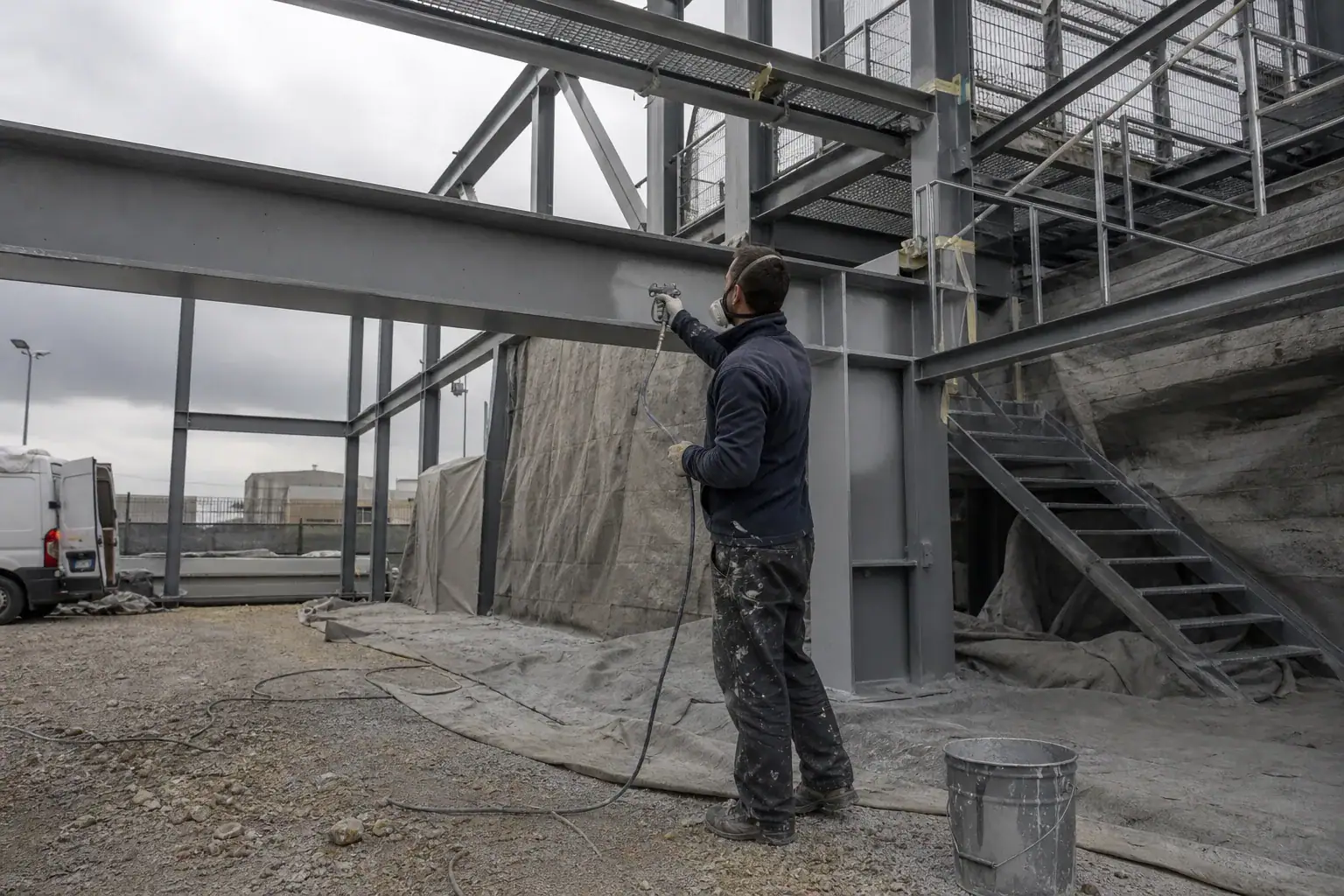 Système anticorrosion multicouche appliqué au pistolet sur une structure en acier extérieure