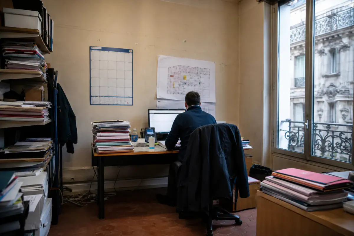 Calendrier de chantier et appels de fonds d’une copropriété préparés au bureau du syndic