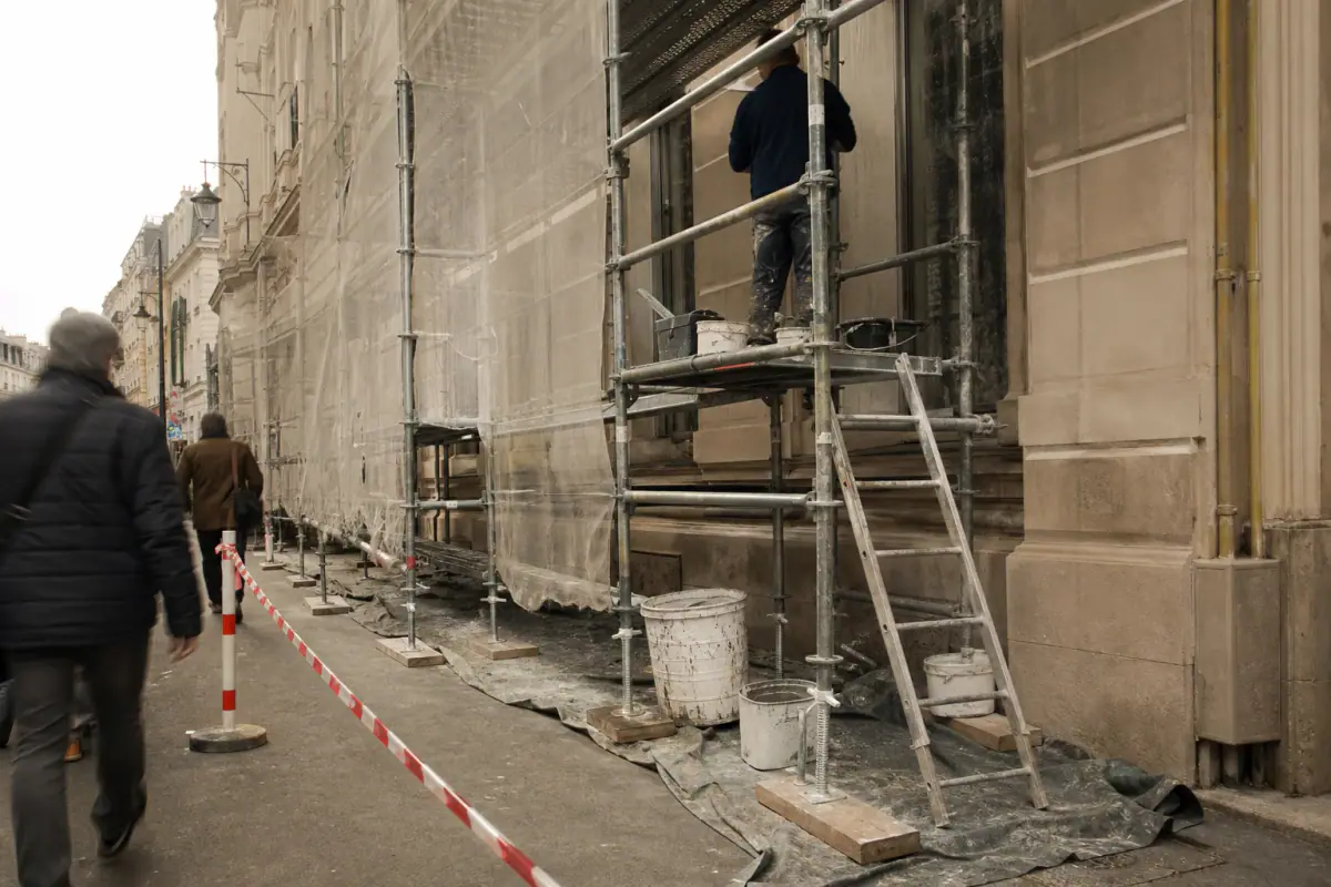 Échafaudage installé sur le trottoir devant une façade parisienne, autorisation de voirie obtenue