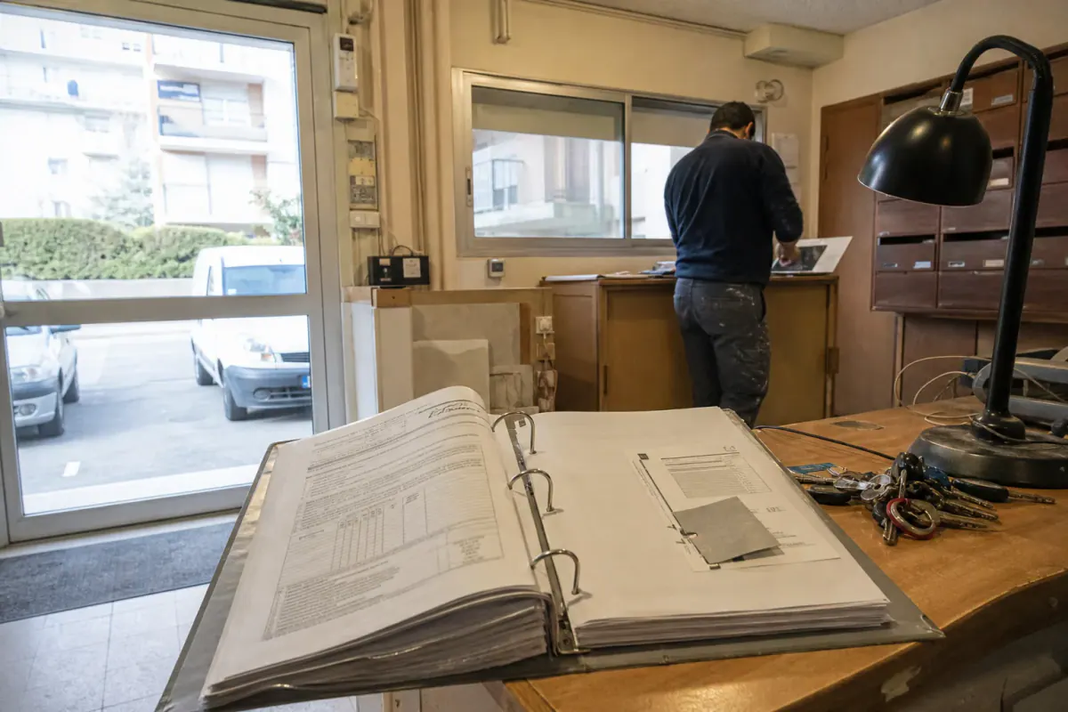 Carnet d’entretien de l’immeuble et dossier de fin de travaux de peinture rangés dans un classeur