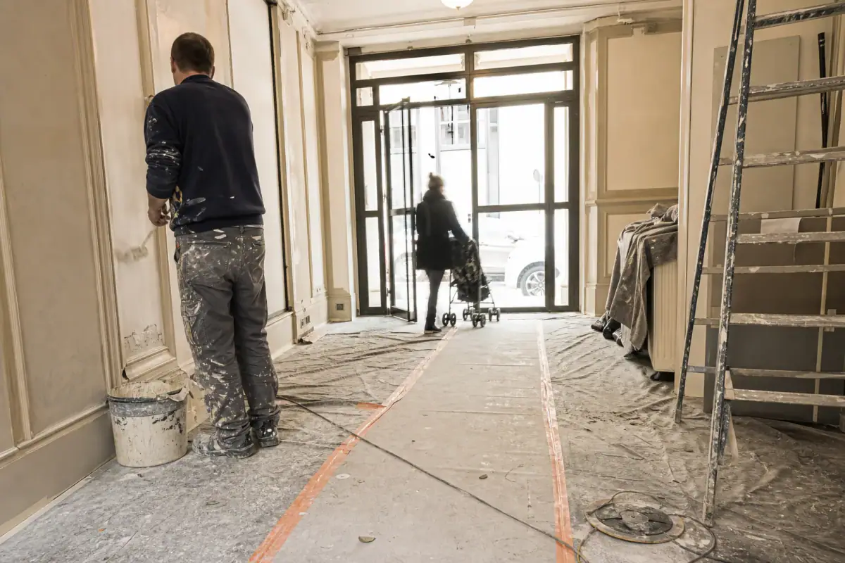 Cheminement balisé dans une entrée d’immeuble en travaux pour les habitants
