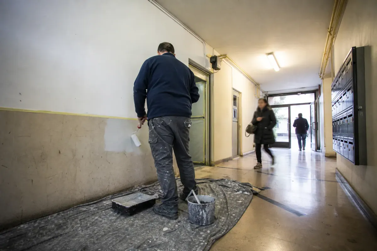 Parties communes d’un grand ensemble repeintes en peinture lessivable, hall très circulé