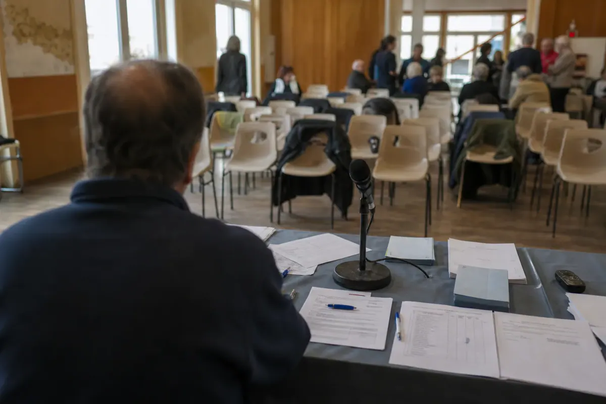 Feuille de présence et bulletins de vote d’une assemblée générale de copropriété sur la table du bureau