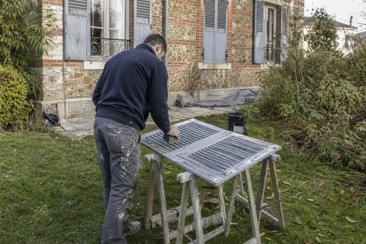 Villa en meulière du Val-de-Marne : volets bois et menuiseries à préserver