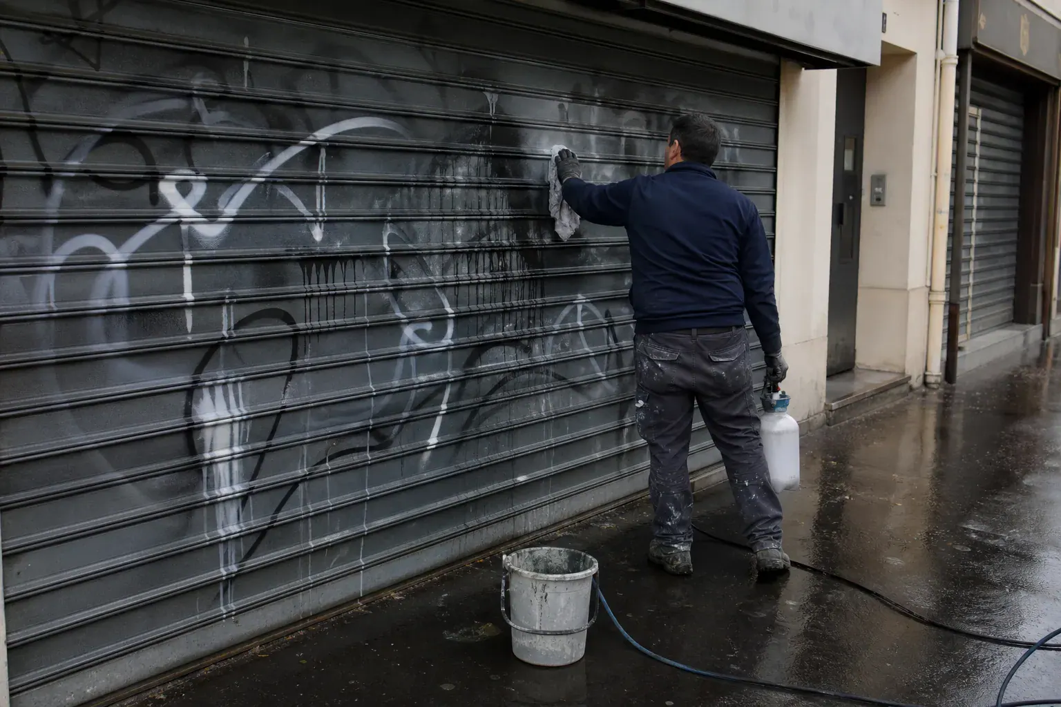 Rideau métallique d’un commerce du Val-d’Oise effacé de ses tags et protégé