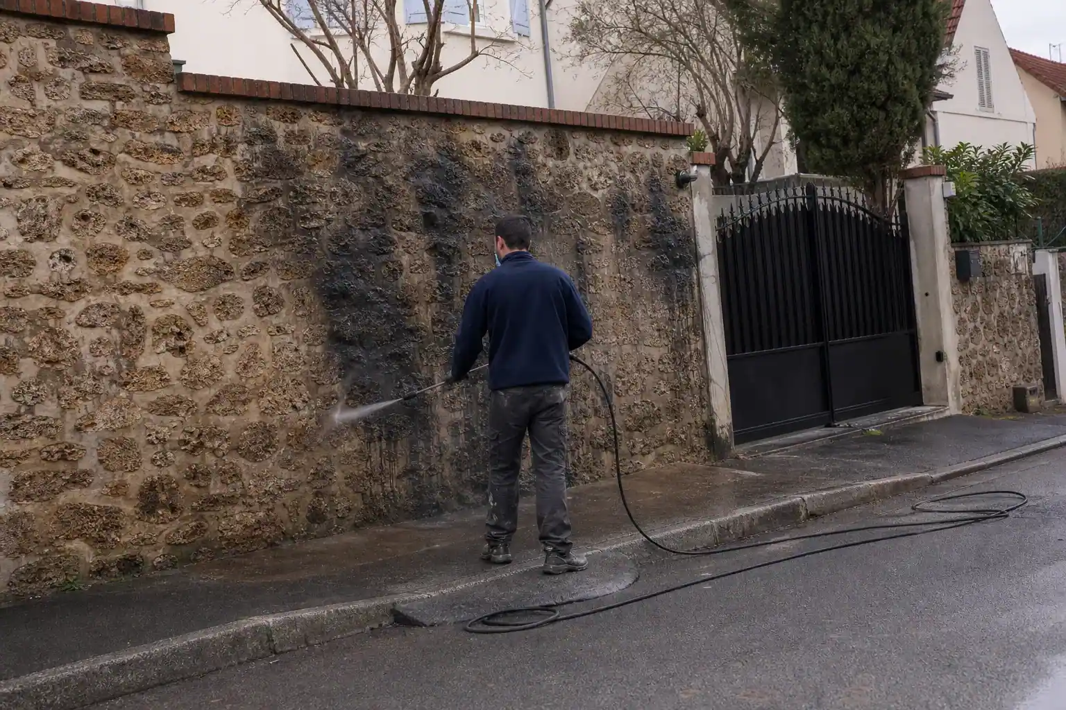 Mur en meulière d’une rue du Val-de-Marne débarrassé de ses tags sans abîmer la pierre