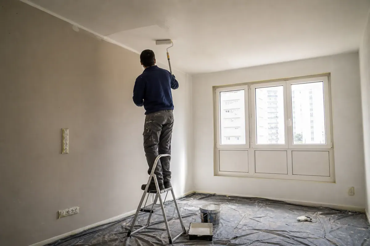 Remise en peinture d’un logement vide entre deux locations, plafond au rouleau