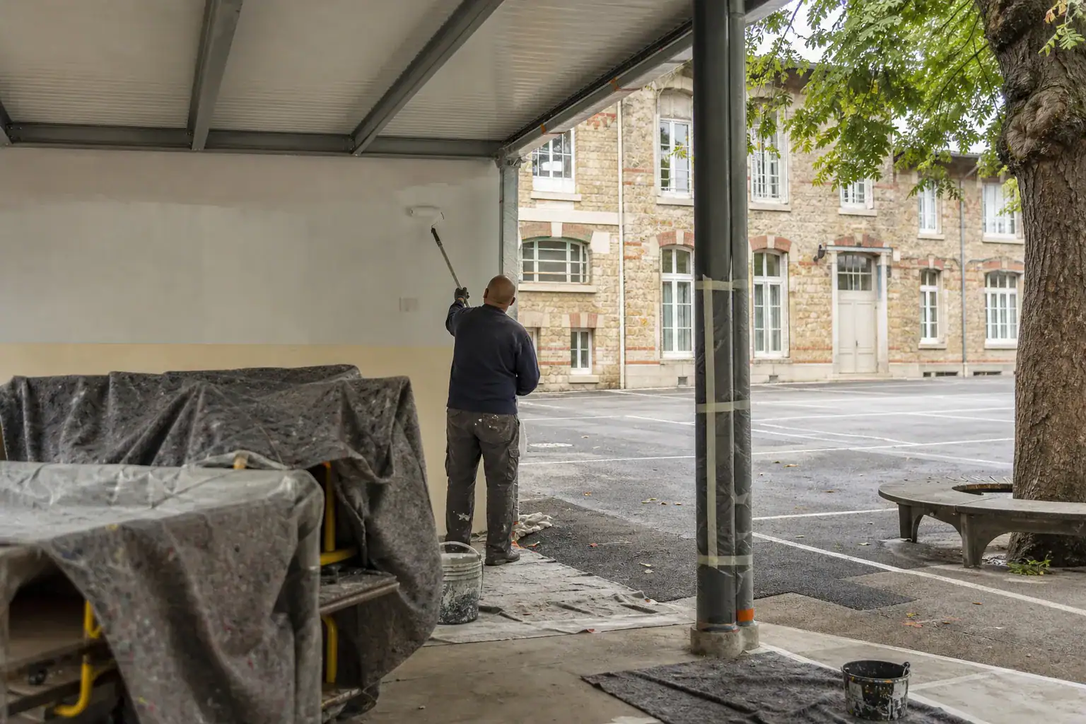 École des Hauts-de-Seine repeinte pendant les vacances scolaires, préau protégé