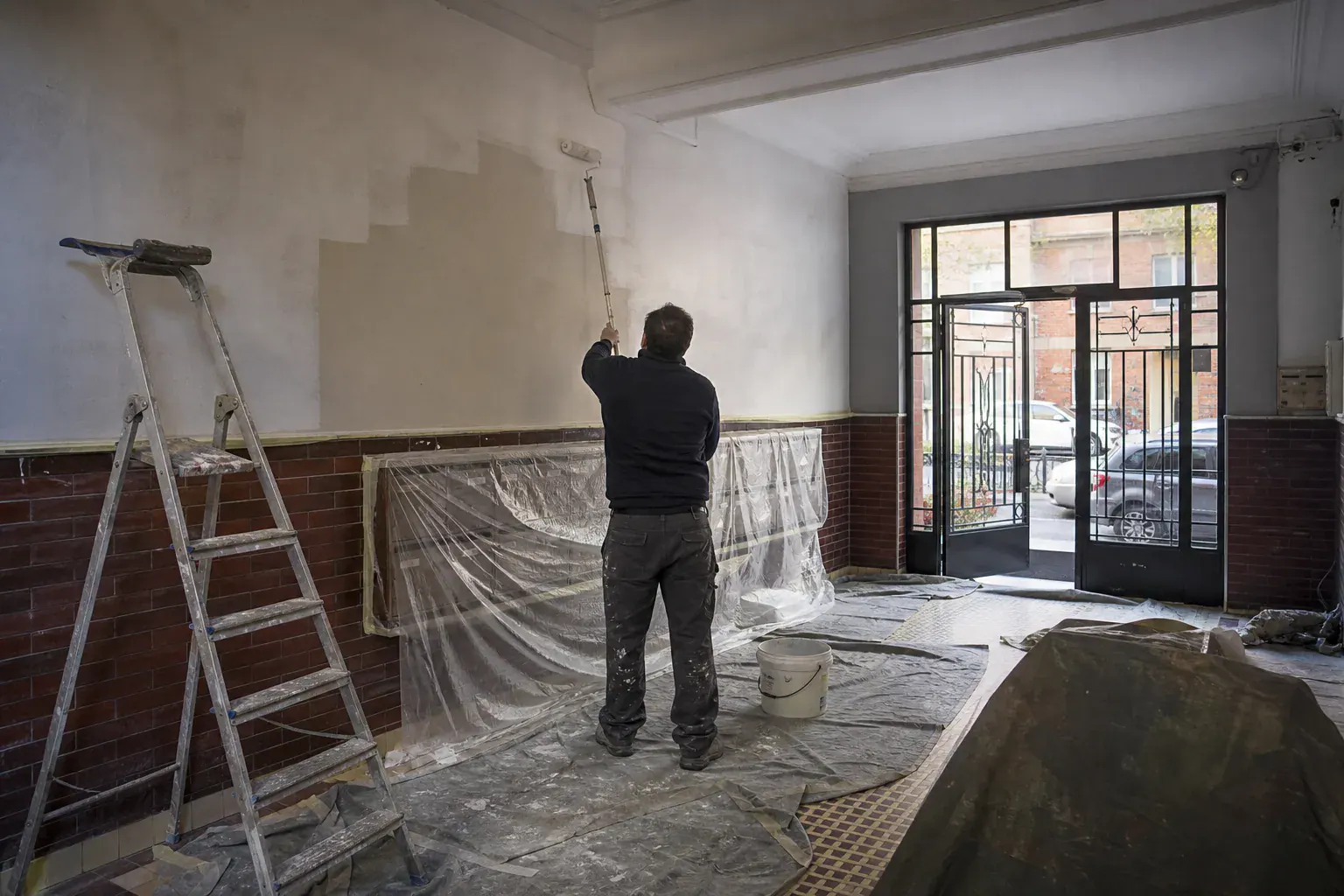 Parties communes d’un immeuble de logement social parisien repeintes, hall en brique