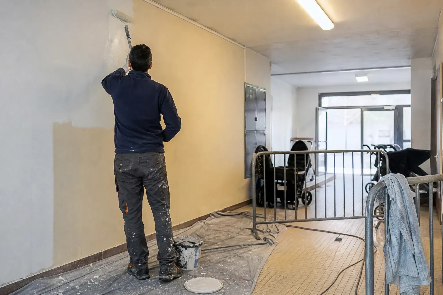 Halls d’une résidence de bailleur social en Seine-Saint-Denis repeints par cage
