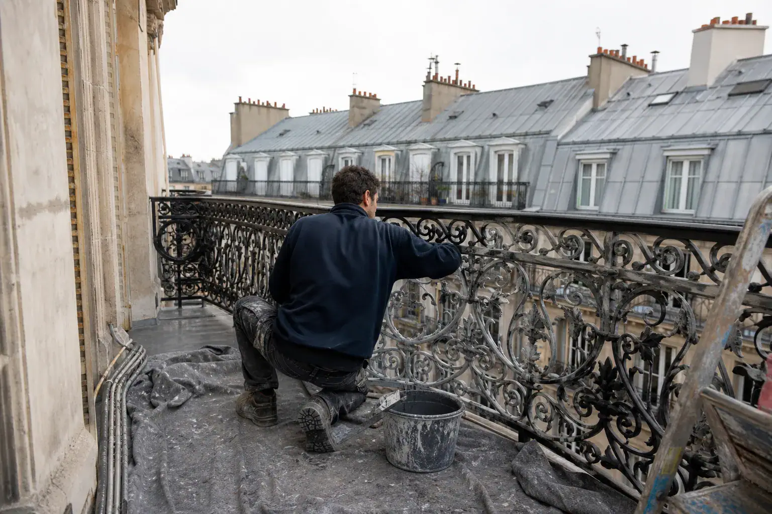 Garde-corps en fonte d’un balcon parisien brossé et passé à l’antirouille