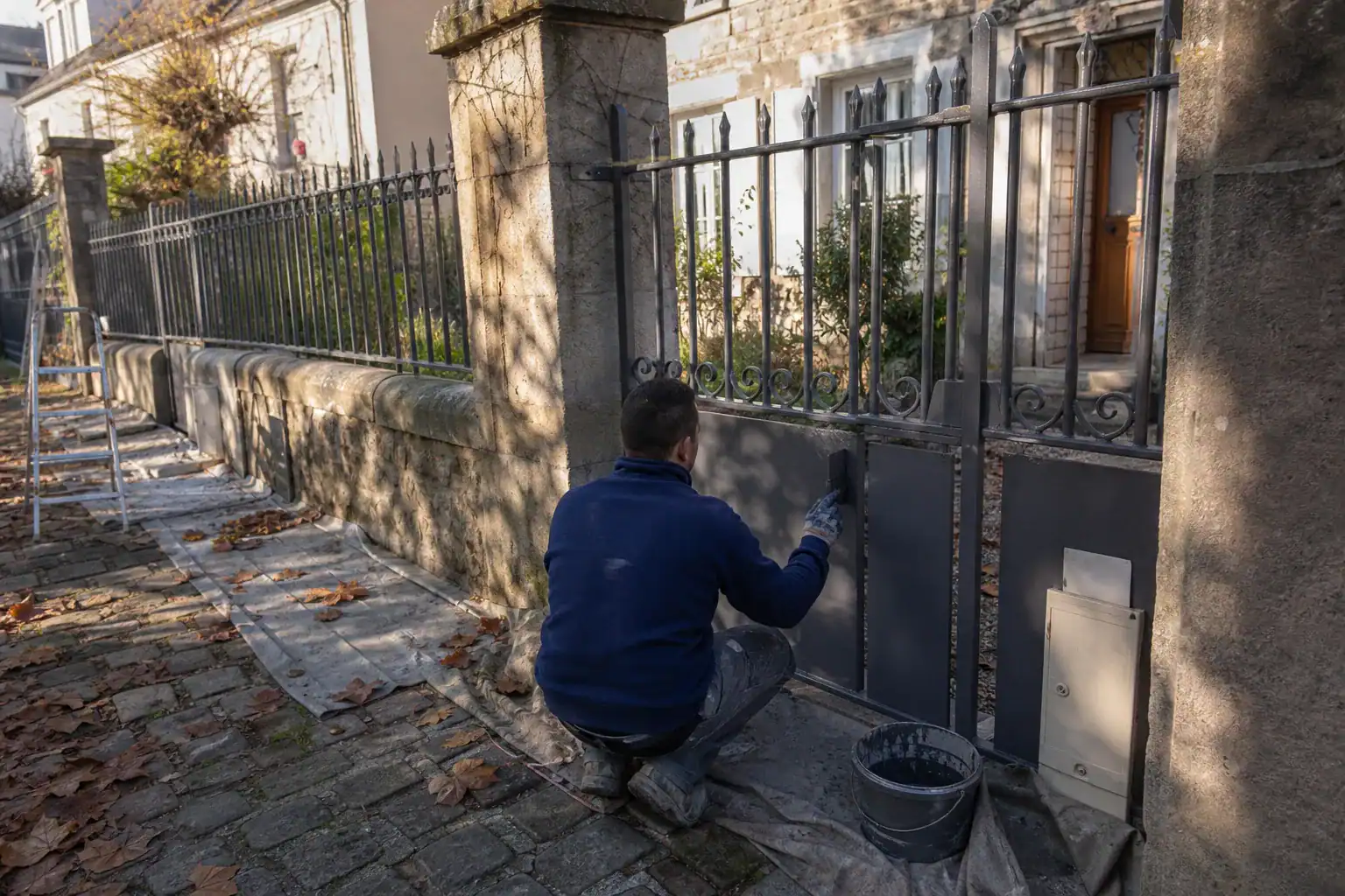 Grille forgée d’une maison de ville de Seine-et-Marne repeinte en peinture micacée fer