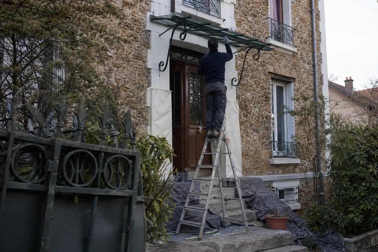 Grille et marquise en fer d’une villa en meulière du Val-de-Marne repeintes