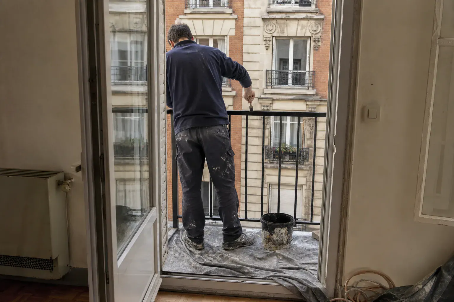 Garde-corps de balcon en fer repeint en deux passes, du métal sain à la dernière couche