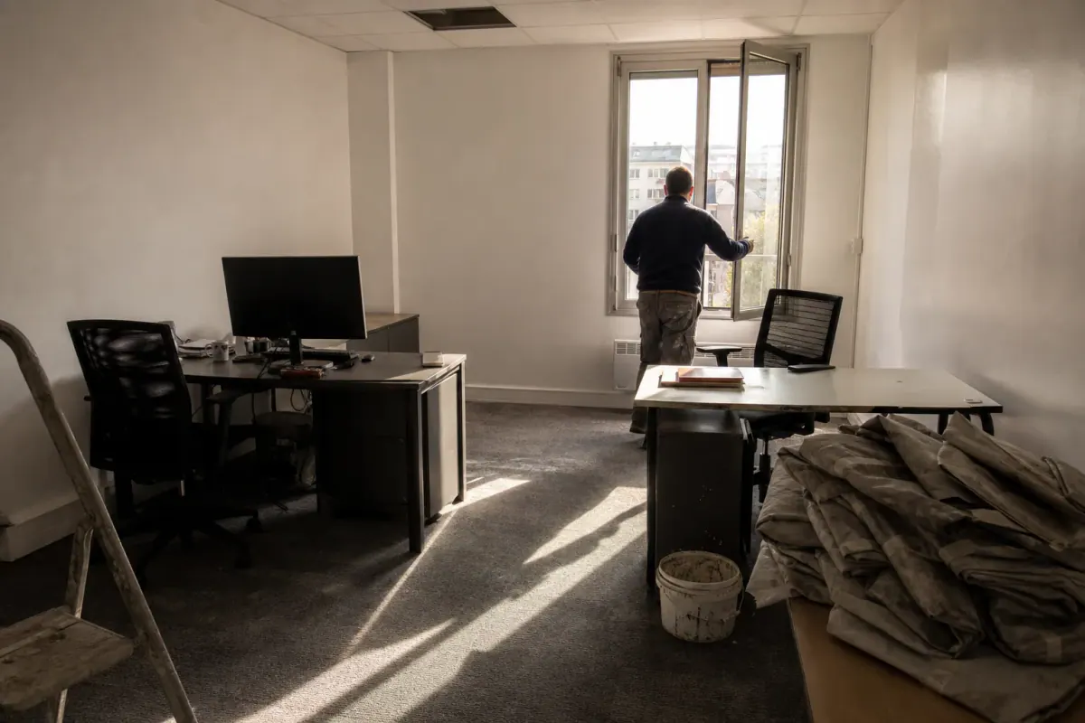 Bureaux repeints au petit matin, mobilier remis en place et fenêtres ouvertes pour aérer