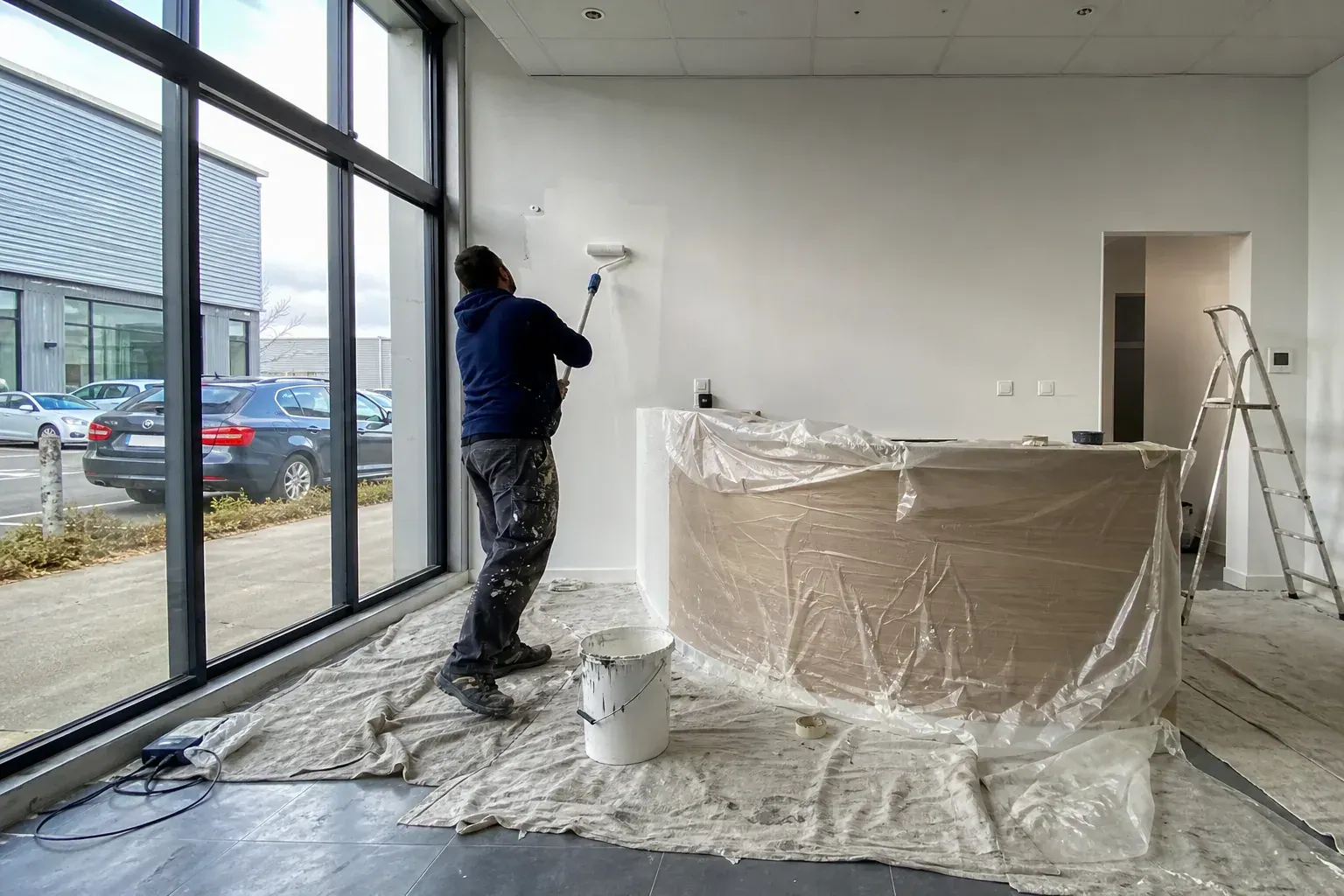 Locaux d’une zone d’activités de Seine-et-Marne repeints, accueil et bureaux protégés