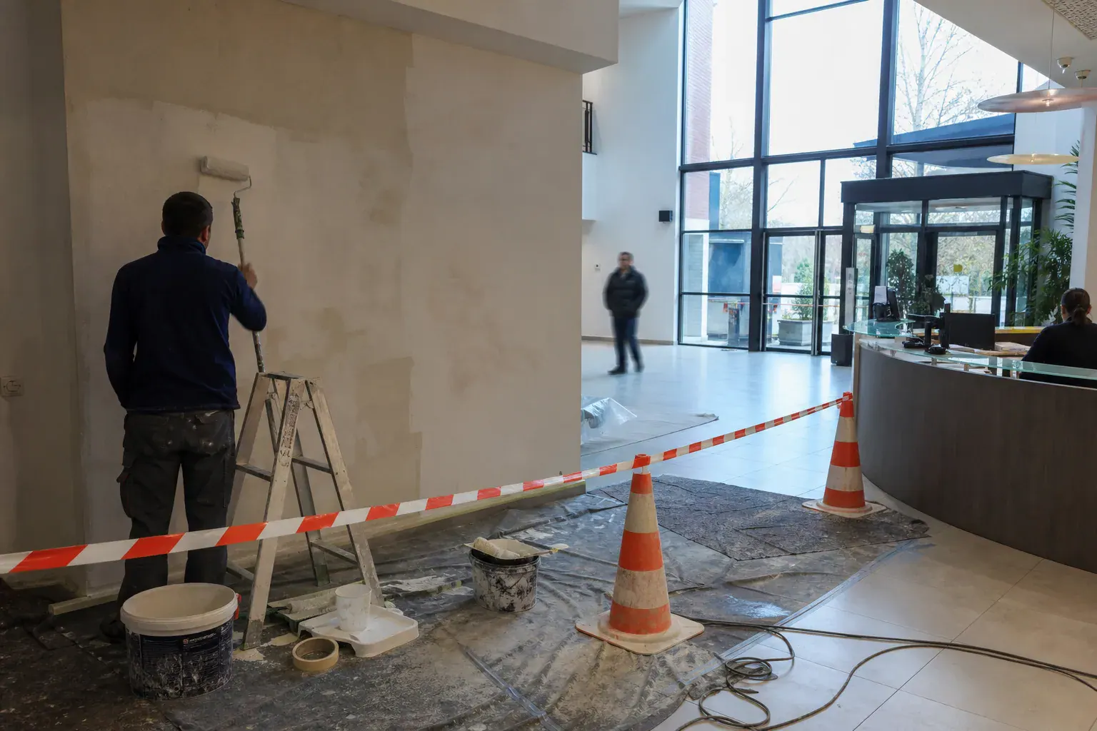 Locaux d’activité à Cergy repeints sans arrêter l’accueil du public