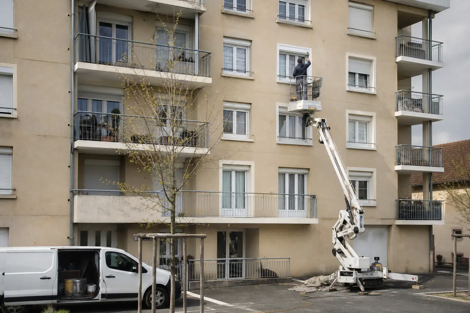 Menuiseries d’une copropriété de l’Essonne : volets roulants et fenêtres repeints sur enduit monocouche