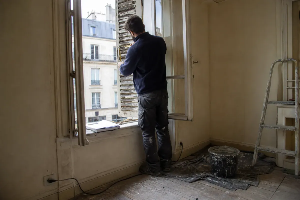 Relevé des menuiseries d’immeuble : état d’un volet en bois écaillé contrôlé avant chiffrage