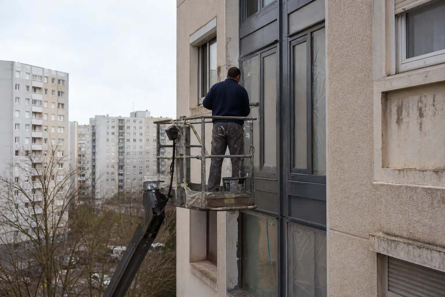 Menuiseries métalliques d’un immeuble de Seine-Saint-Denis dégraissées et laquées