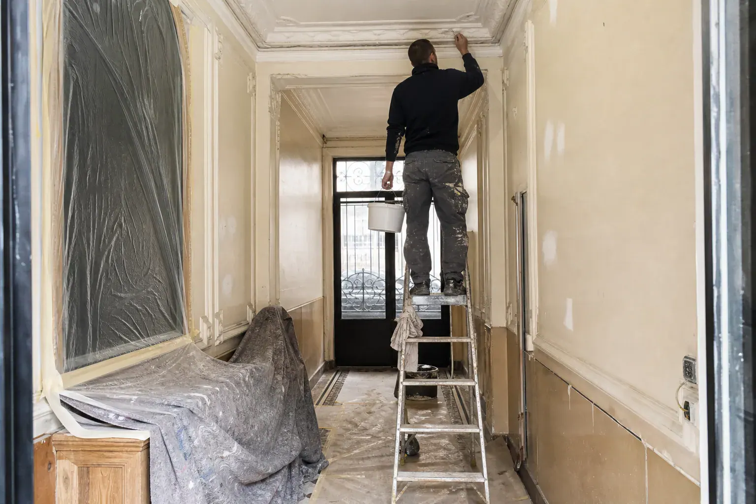 Hall en staff d’un immeuble de rapport des Hauts-de-Seine en peinture mate en couches fines