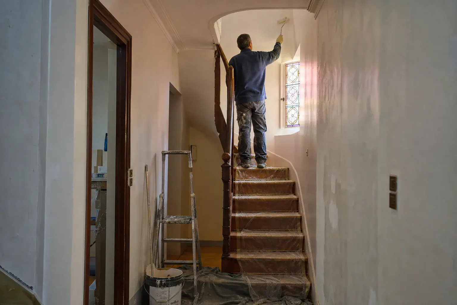 Escalier d’une petite copropriété en meulière du Val-de-Marne repeint au rouleau