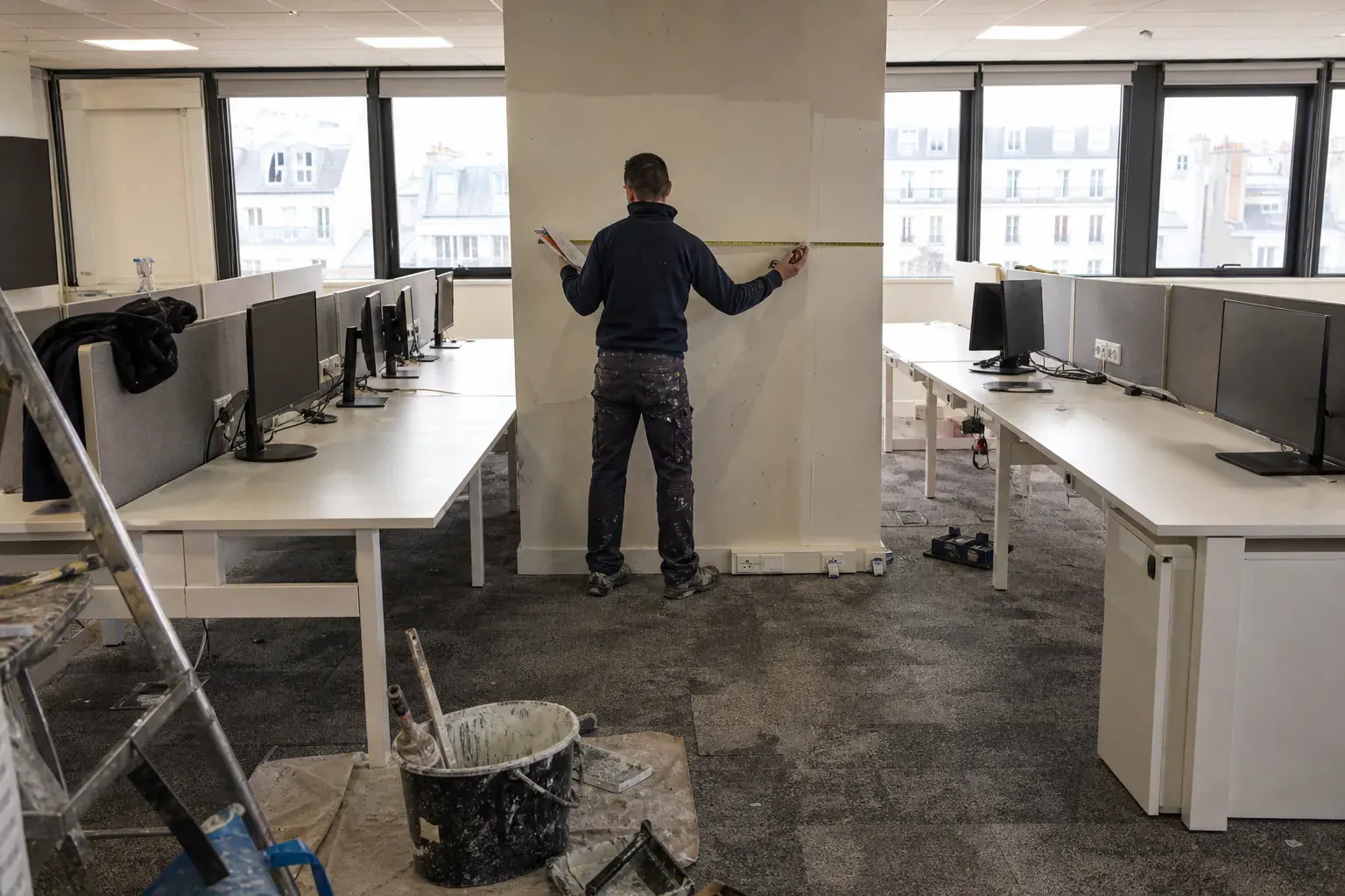 Visite de chiffrage d’un plateau de bureaux occupé avant travaux de peinture