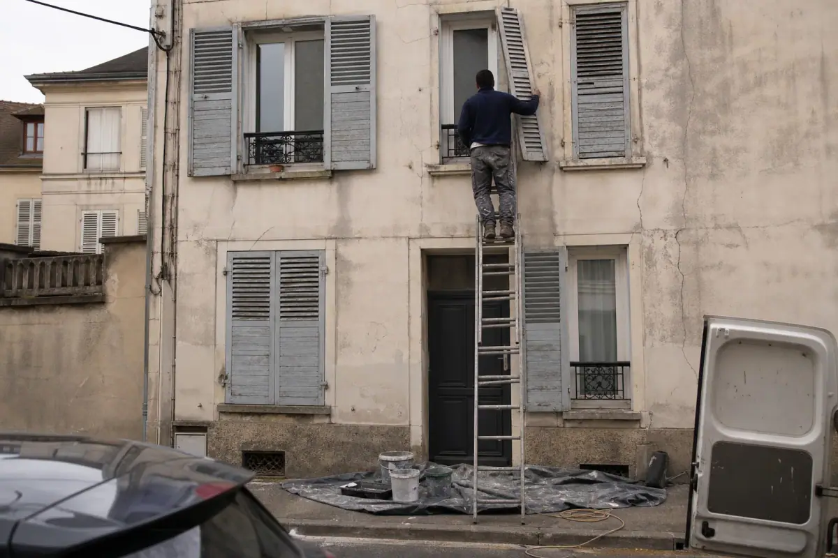 Volets de copropriété délavés sur une façade, budget de remise en peinture par ouverture