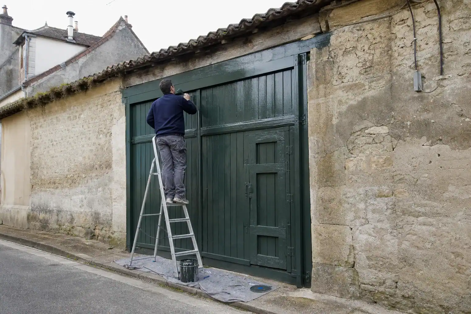 Porte charretière en bois d’un bourg de Seine-et-Marne reprise et repeinte en microporeux